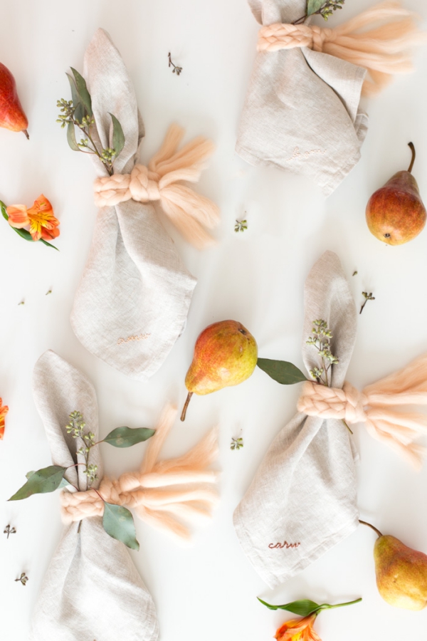 Serviettenringe basteln zu Weihnachten – Stilvolle Ideen und Anleitungen für eine festliche Tischdeko garn wolle deko servietten