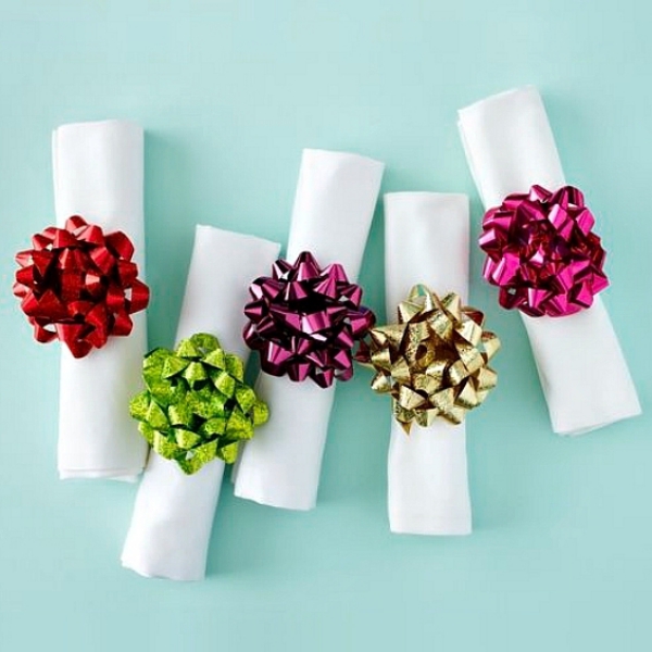 Serviettenringe basteln zu Weihnachten – Stilvolle Ideen und Anleitungen für eine festliche Tischdeko geschenkband deko bunt