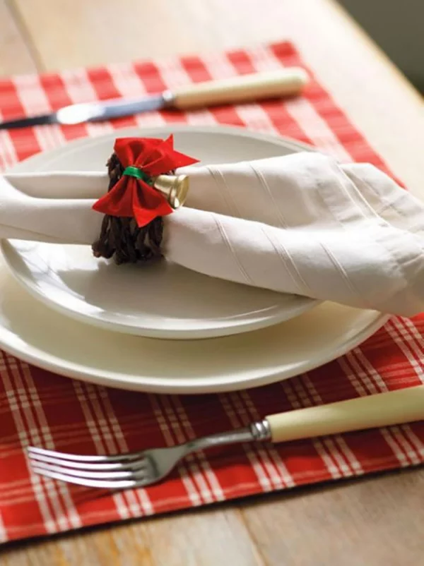 Serviettenringe basteln zu Weihnachten – Stilvolle Ideen und Anleitungen für eine festliche Tischdeko klassische deko schleife stoff