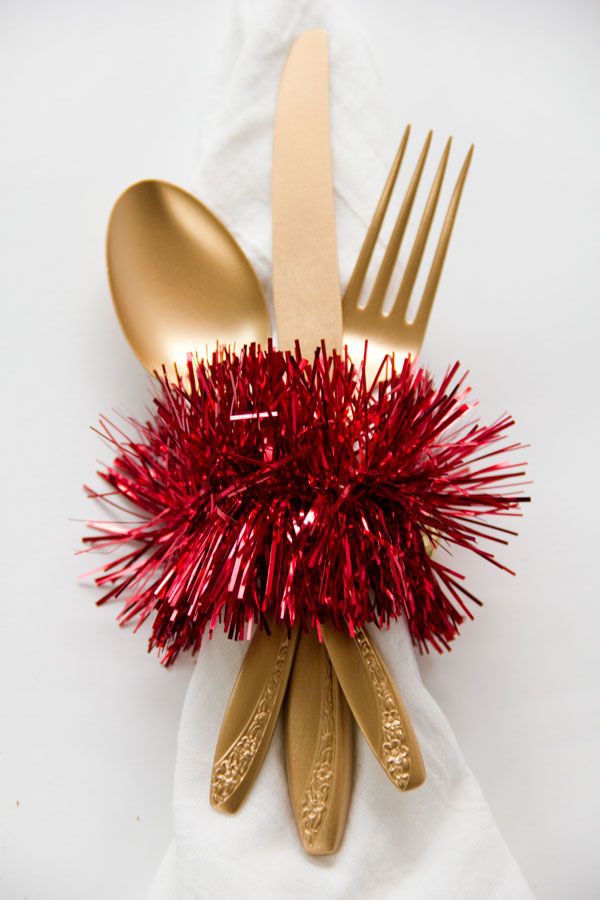Serviettenringe basteln zu Weihnachten – Stilvolle Ideen und Anleitungen für eine festliche Tischdeko lametta rot deko klorollen