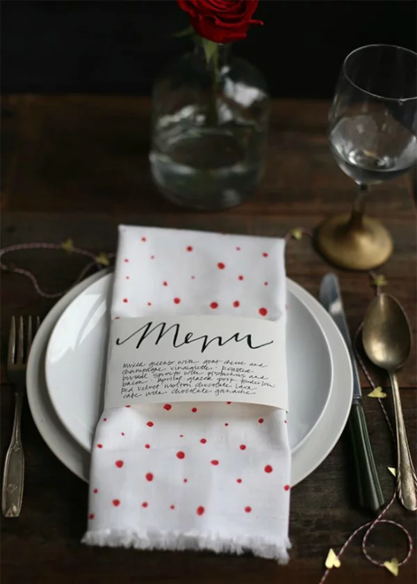 Serviettenringe basteln zu Weihnachten – Stilvolle Ideen und Anleitungen für eine festliche Tischdeko menü liste gäste kreativ