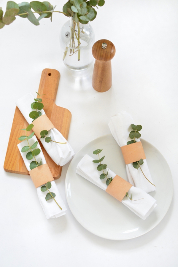 Serviettenringe basteln zu Weihnachten – Stilvolle Ideen und Anleitungen für eine festliche Tischdeko minimalistische moderne deko mit eukalyptus blätter