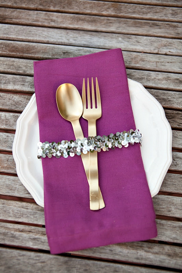 Serviettenringe basteln zu Weihnachten – Stilvolle Ideen und Anleitungen für eine festliche Tischdeko pailletten deko lila serviette