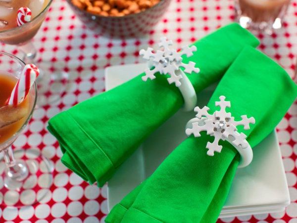 Serviettenringe basteln zu Weihnachten – Stilvolle Ideen und Anleitungen für eine festliche Tischdeko schneeflocken puzzle stückchen
