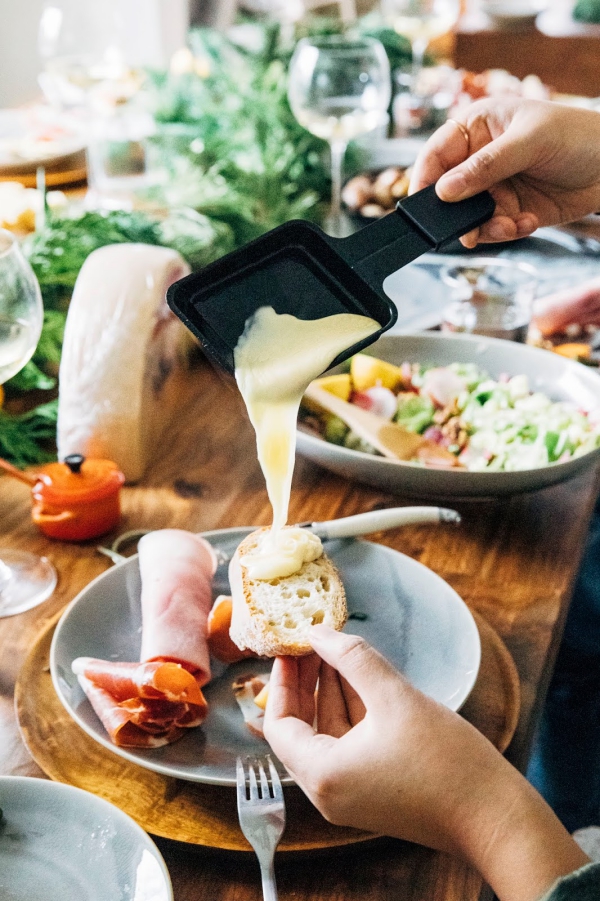 Traditionelle und köstliche Raclette Ideen fürs Pfännchen mit Tipps käse mit brot und schinken