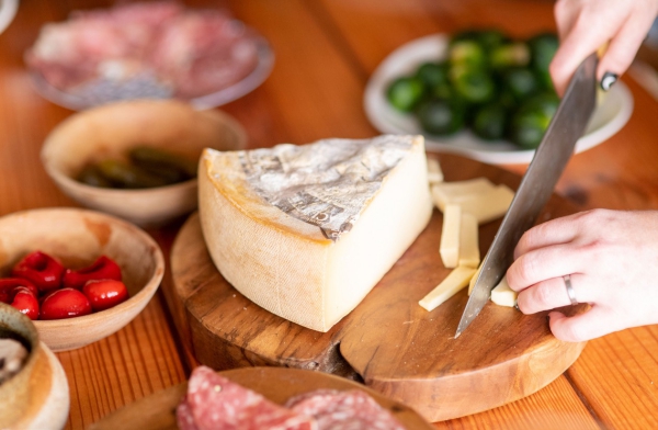Traditionelle und köstliche Raclette Ideen fürs Pfännchen mit Tipps sticks käse schneiden
