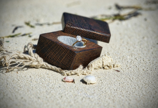Verlobungsring mit Diamant – das ultimative Geschenk zum Heiratsantrag am strand heiraten ring holzschachtel