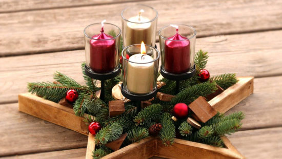 Weihnachsdeko 3 Must-Haves Adventskranz Rahmen in Sternform Tannengrün vier Kerzen in der Mitte