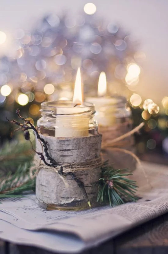 Weihnachsdeko 2023 - brennende Kerze mit Birkenrinde umwickelt und glänzende Lichter