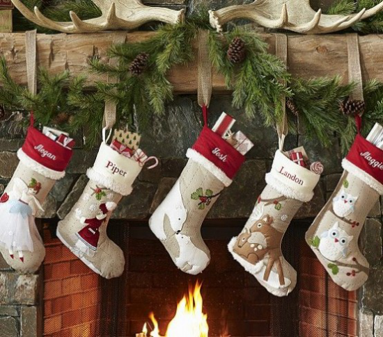 Weihnachsdeko 3 Must-Haves schöne weiße Nikolausstiefel am Kamin