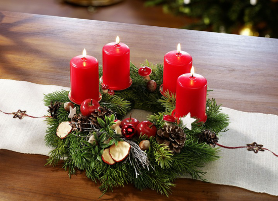 Weihnachsdeko 3 Must-Haves schöner Adventskranz vier rote Kerzen viel Tannengrün