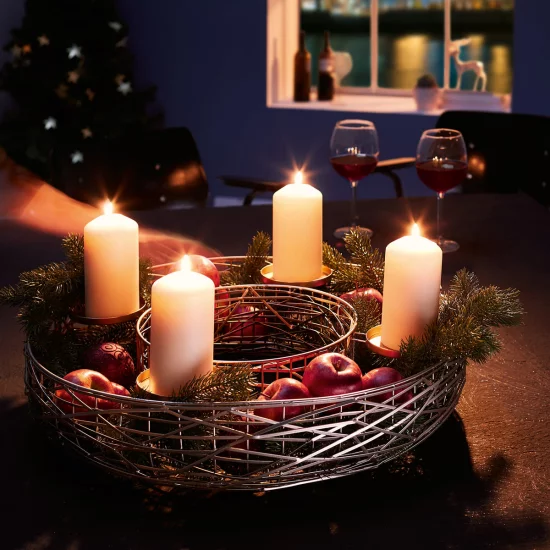 Weihnachsdeko 2023 - ein Adventskranz mit vier Kerzen im Korb mitr Äpfeln 