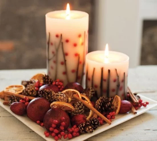 zwei berennende Kerzen und angenehme weihnachtliche Aromen