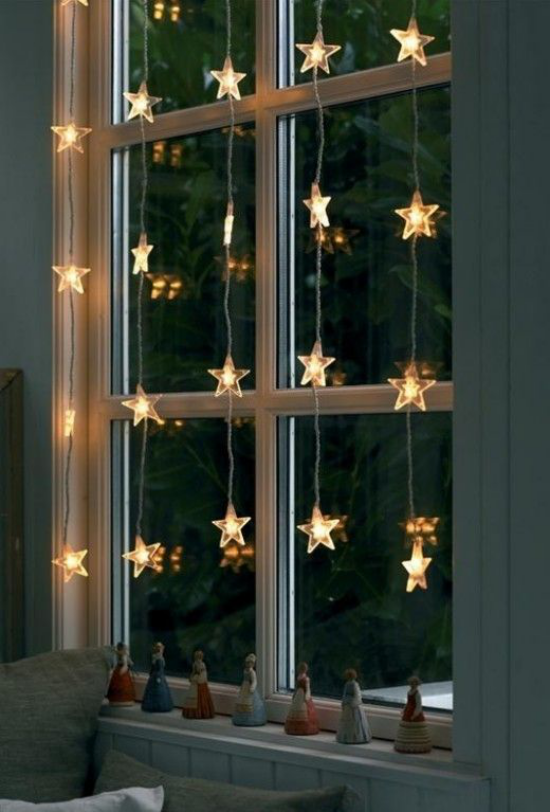 Weihnachtliche Fensterdeko Fenster beleuchtet kleine LED Sterne hängen am Fensterrahmen