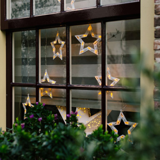Weihnachtliche Fensterdeko LED Leuchtsterne am Fensterrahmen aufgehängt von drinnen und draußen zu sehen