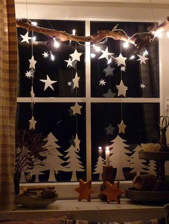 Weihnachtliche Fensterdeko Sterne kleine Tannen aus weißem Karton gute Beleuchtung attraktiv aussehen