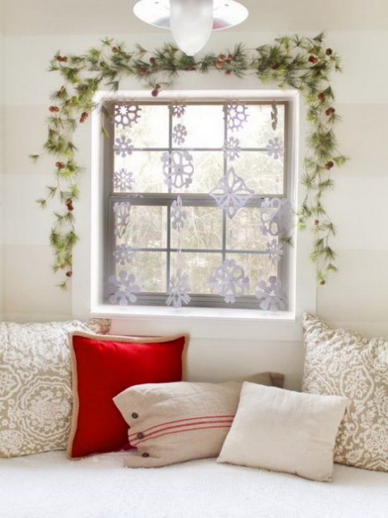 Weihnachtliche Fensterdeko Tannengrün am Fensterrahmen Zapfen