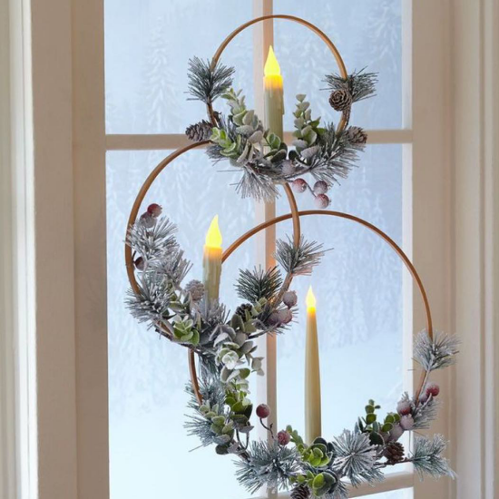 Weihnachtliche Fensterdeko doppelte Weihnachtsstimmung drei Ringe am Fenster aufgehängt Tannenzapfen Grün LED Kerzen