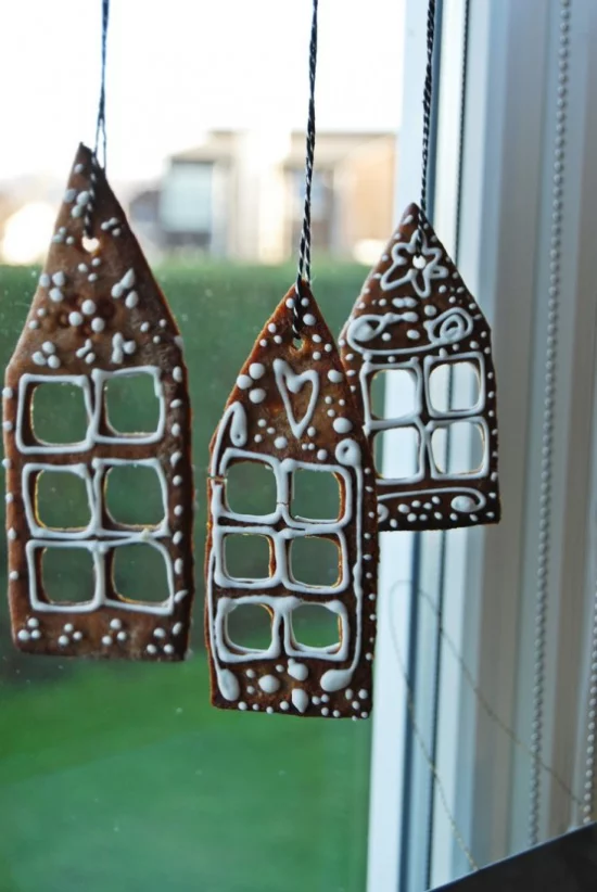 Weihnachtliche Fensterdeko drei Lebkuchenhäuser selbst gebacken am Fenster aufgehängt