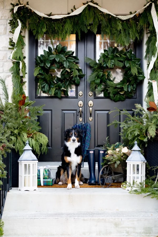 Weihnachtsdeko vor der Haustür – Ideen und Tipps für mehr festliche Stimmung girlande kranz lanterne deko ideen