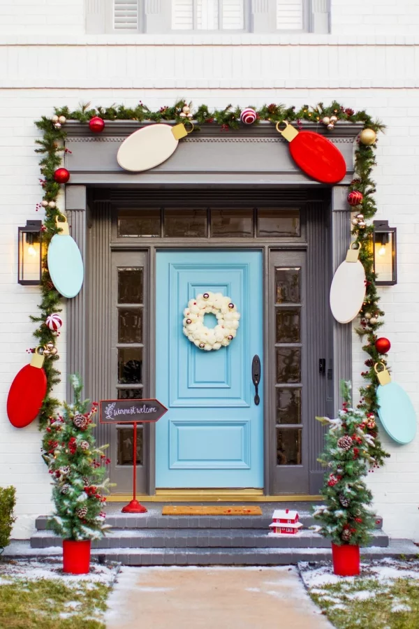 Weihnachtsdeko vor der Haustür – Ideen und Tipps für mehr festliche Stimmung girlande lichtkette deko ideen