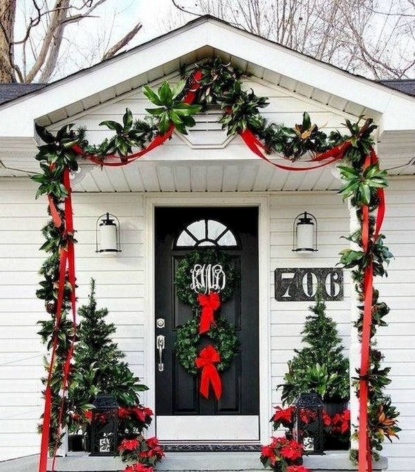 Weihnachtsdeko vor der Haustür – Ideen und Tipps für mehr festliche Stimmung girlande rot grün landhaus deko