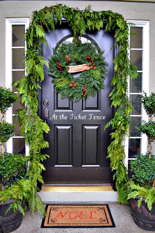Weihnachtsdeko vor der Haustür – Ideen und Tipps für mehr festliche Stimmung grüne deko natur inspiriert immergrün