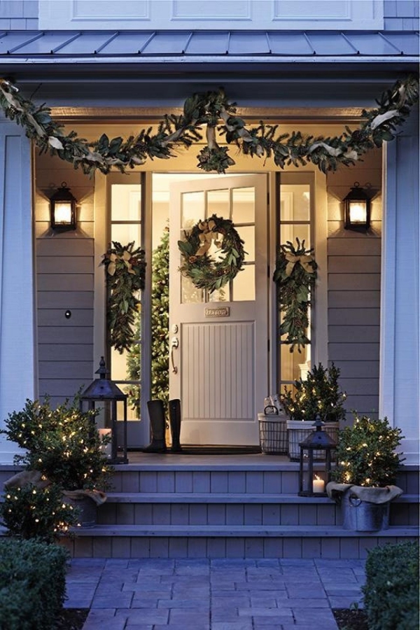 Weihnachtsdeko vor der Haustür – Ideen und Tipps für mehr festliche Stimmung landhaus klassische deko immergrün