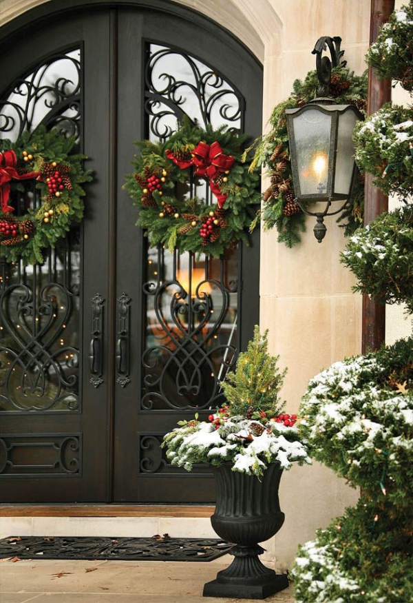Weihnachtsdeko vor der Haustür – Ideen und Tipps für mehr festliche Stimmung laterne natürliche deko kranz