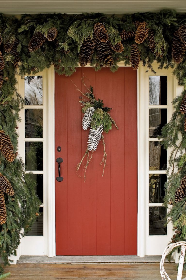 Weihnachtsdeko vor der Haustür – Ideen und Tipps für mehr festliche Stimmung natürliche deko mit riesigen zapfen