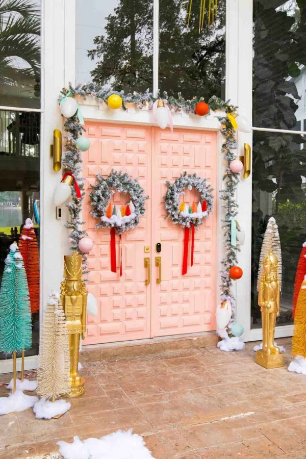 Weihnachtsdeko vor der Haustür – Ideen und Tipps für mehr festliche Stimmung rosa tür deko ideen kranz girlande