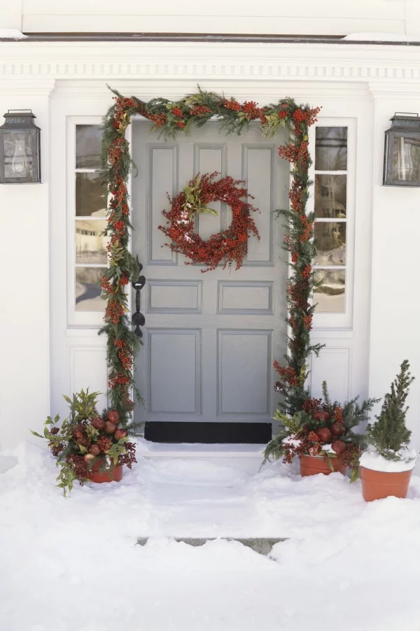Weihnachtsdeko vor der Haustür – Ideen und Tipps für mehr festliche Stimmung schnee deko rot grün klassik