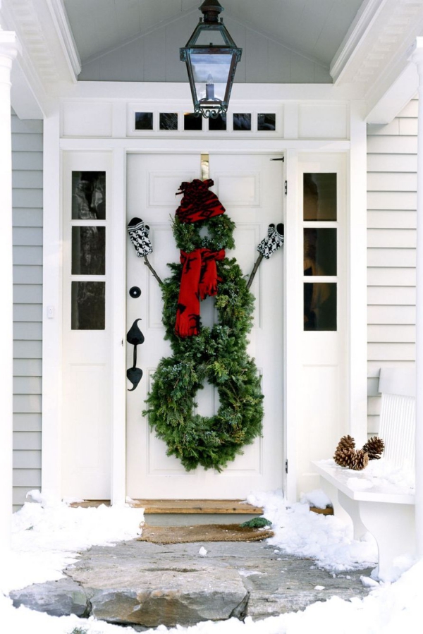Weihnachtsdeko vor der Haustür – Ideen und Tipps für mehr festliche Stimmung schneemann kranz idee