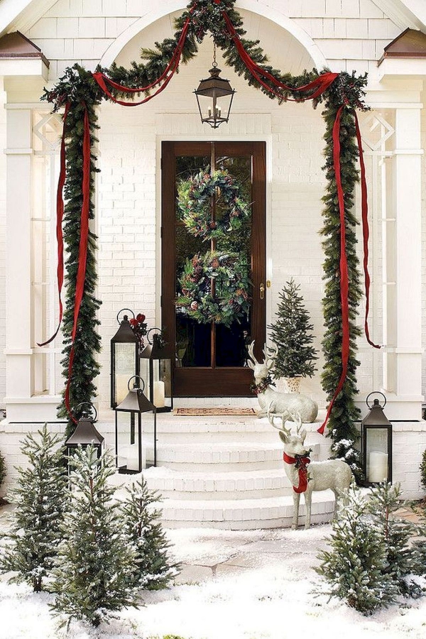 Weihnachtsdeko vor der Haustür – Ideen und Tipps für mehr festliche Stimmung weißes haus immergrüne deko hell rentiere
