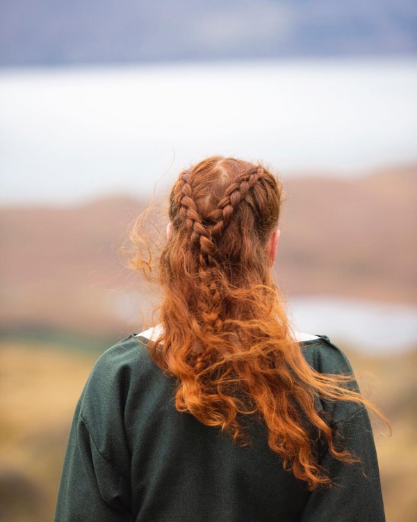 Wikinger Frisuren für Damen und Herren, inspiriert von der nordischen Kultur half up half down mit zopf rot