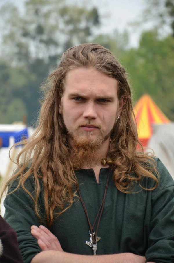 Wikinger Frisuren für Damen und Herren, inspiriert von der nordischen Kultur lange blonde haare mann