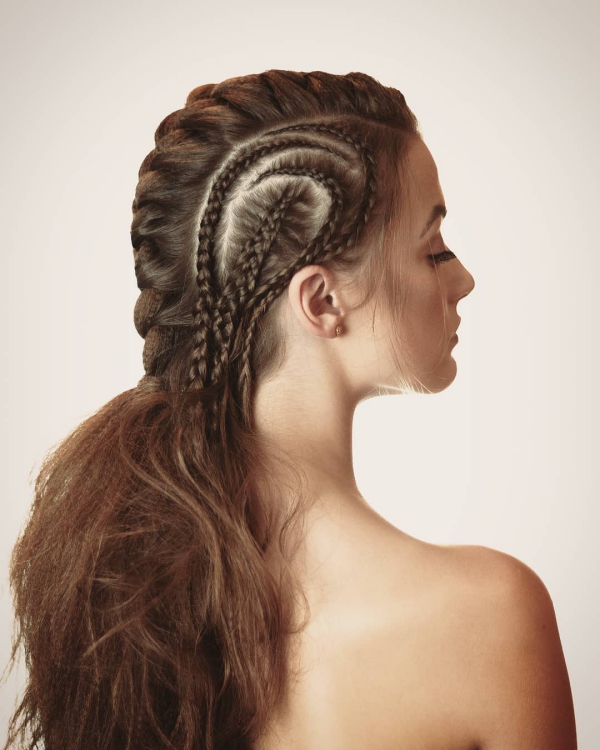Wikinger Frisuren für Damen und Herren, inspiriert von der nordischen Kultur pompadour mit vielen zöpfen