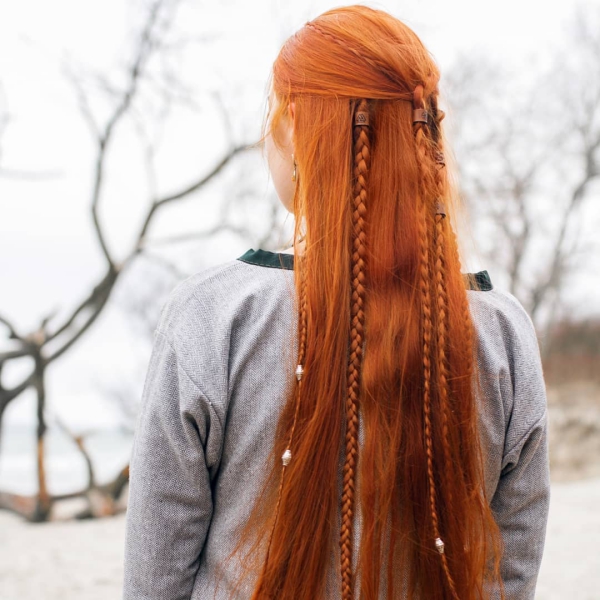 Wikinger Frisuren für Damen und Herren, inspiriert von der nordischen Kultur rote haare mit langen zöpfen
