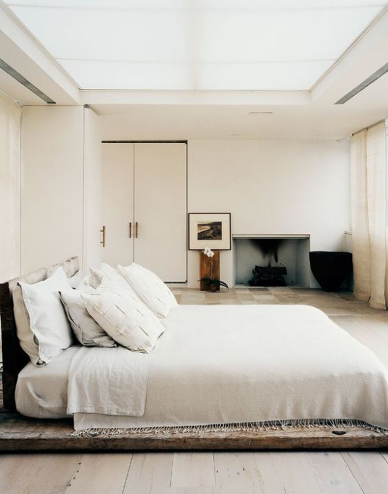 Zen Schlafzimmer Einfachheit im Design Schlafbett weiße Bettwäsche