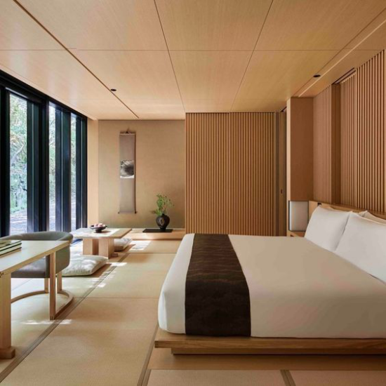 Zen Schlafzimmer Minimalismus auf Japanisch bequemes Bett großes Fenster viel Holz Beige Ordnung und Sauberkeit