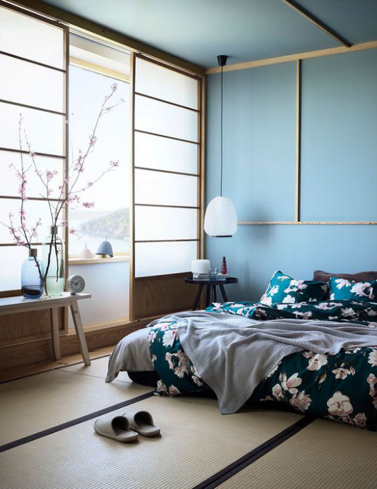 Zen Schlafzimmer blaues Interieur viel Tageslicht blühende Kirschzweige Raumschmuck
