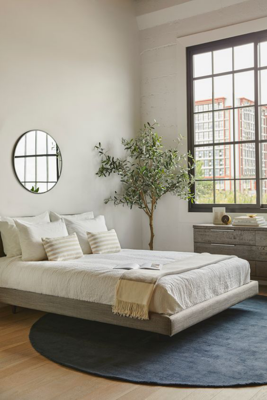 Zen Schlafzimmer eine frische grüne Note ins Interieur bringen grüne Pflanze runder Spiegel