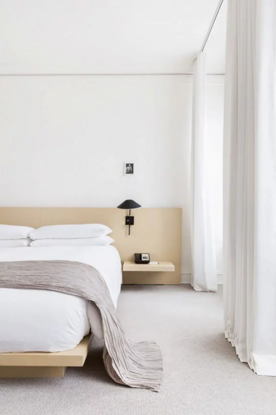Zen Schlafzimmer helles Ambiente weiße Bettwäsche beste Ordnung perfekte Sauberkeit