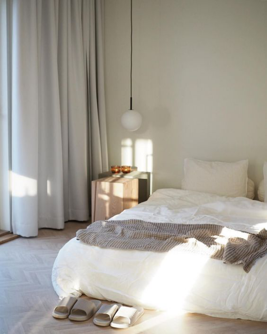 Zen Schlafzimmer nur zum Schlafen nutzen helle heitere Raumatmosphäre nicht Überflüssiges