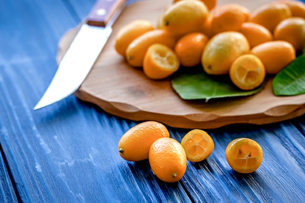 geschnittene kumquat früchte