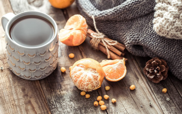 gesund und glücklich im Winter bleiben typische Düfte Orangen Zimt Tannenzapfen aromatischer Tee