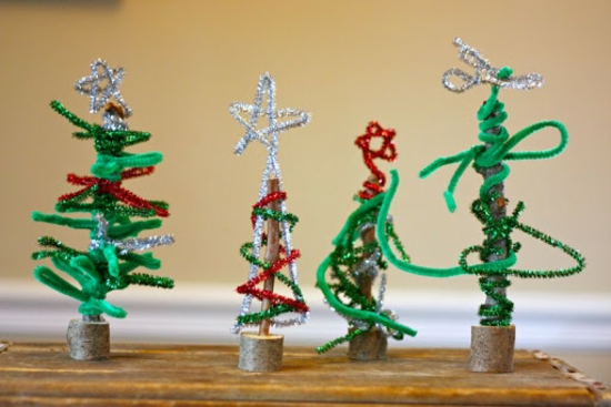 kleine weihnachtsbäume basteln mit pfeifenputzer