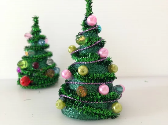 weihnachtsbasteln mit pfeifenputzer tannenbäume