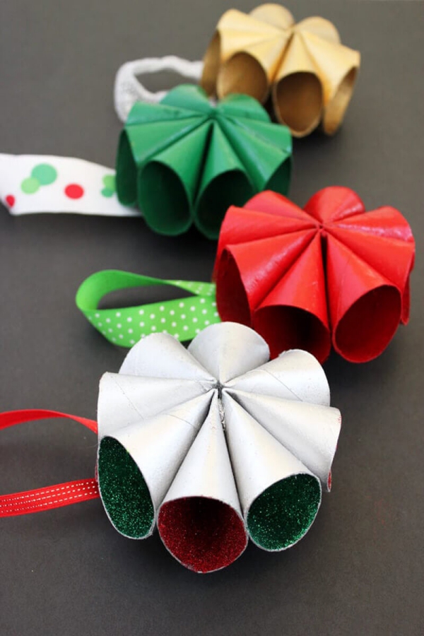 Basteln mit Toilettenpapierrollen zu Weihnachten – kreative Upcycling Ideen und Anleitung bunte weihnachten ornamente schön