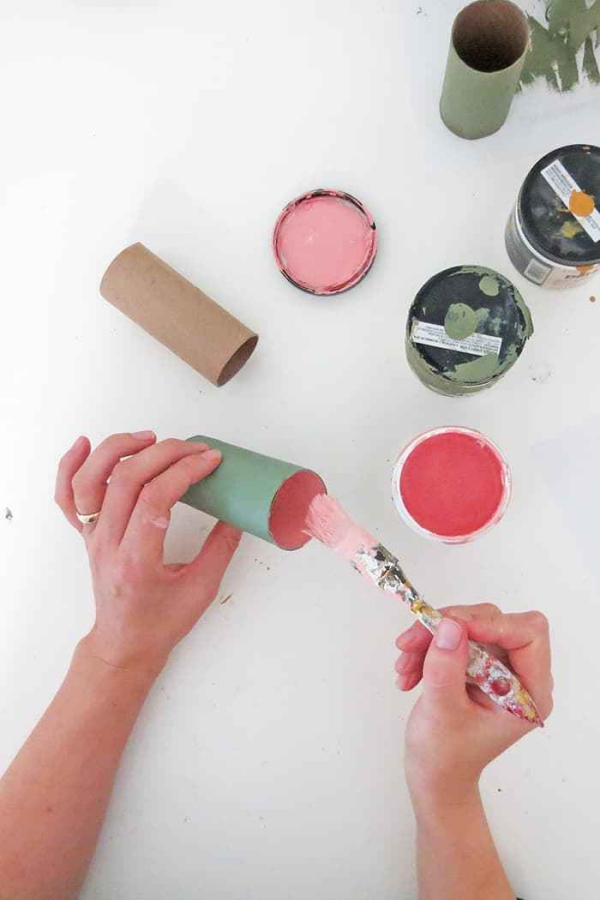 Basteln mit Toilettenpapierrollen zu Weihnachten – kreative Upcycling Ideen und Anleitung ornamente sterne malen farben